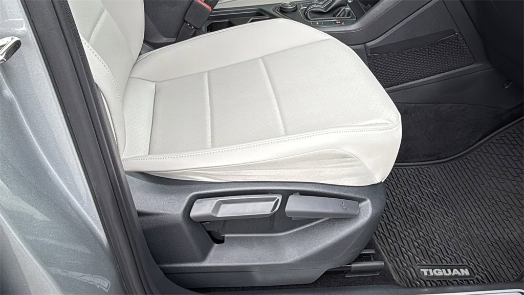 Used 2021 Volkswagen Tiguan SE R-Line image 11