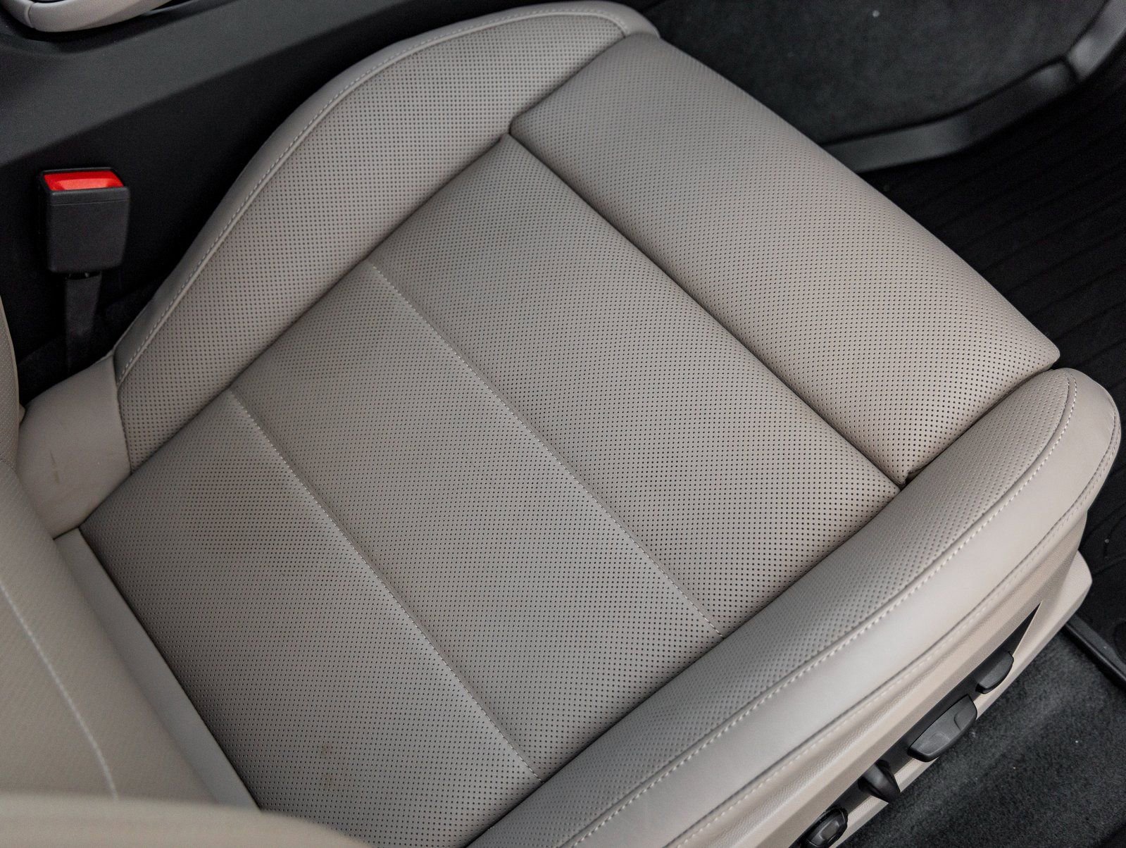 Certified 2025 Porsche Macan 4S Electric image 41