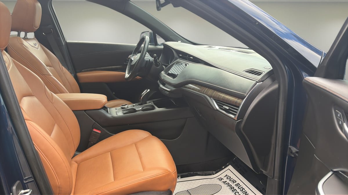 Used 2022 Cadillac XT4 Premium Luxury w/ Cold Weather Package AWD/4WD image 9