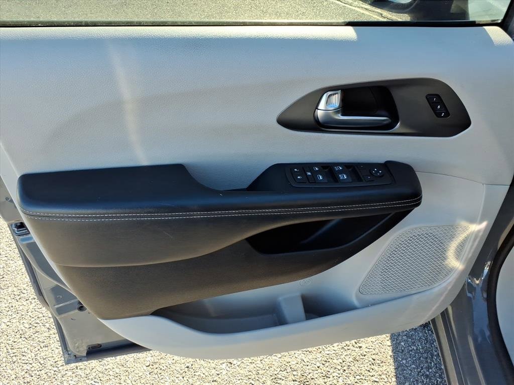 Used 2023 Chrysler Pacifica Touring-L image 15