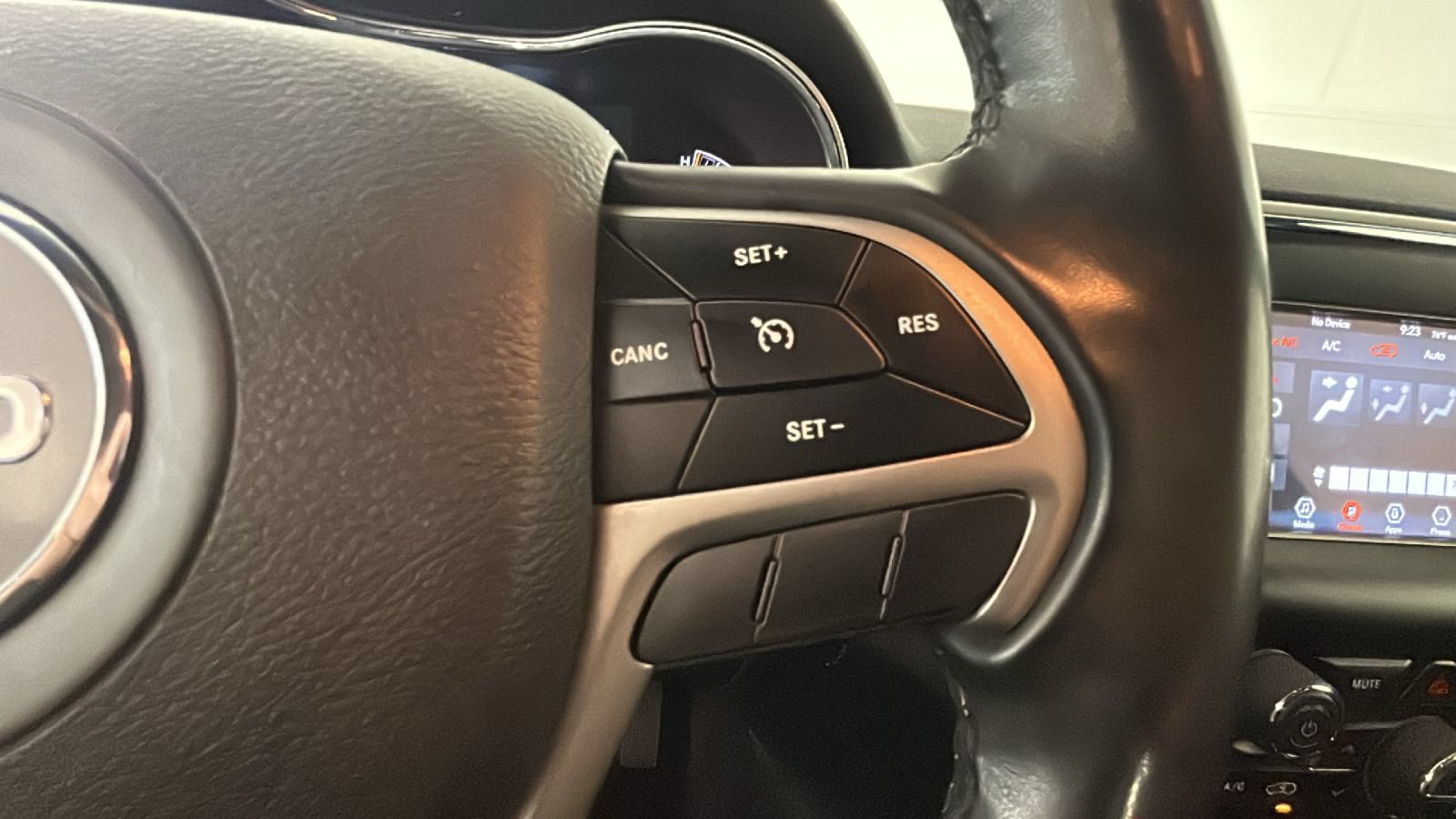 Used 2019 Jeep Grand Cherokee Laredo AWD/4WD image 19