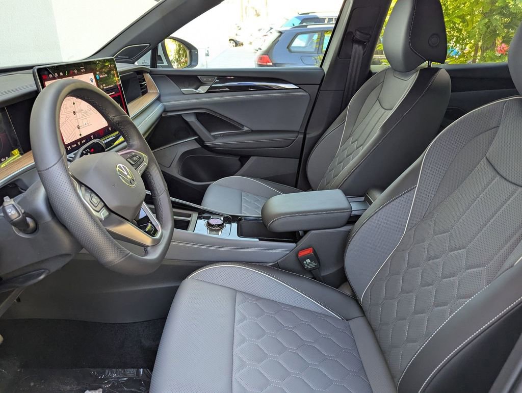 New 2025 Volkswagen Tiguan SE R-Line image 14