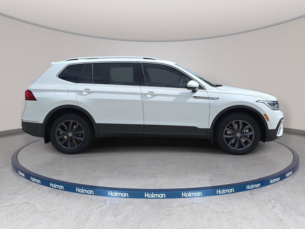 Used 2024 Volkswagen Tiguan SE w/ Panoramic Sunroof Package FWD image 5