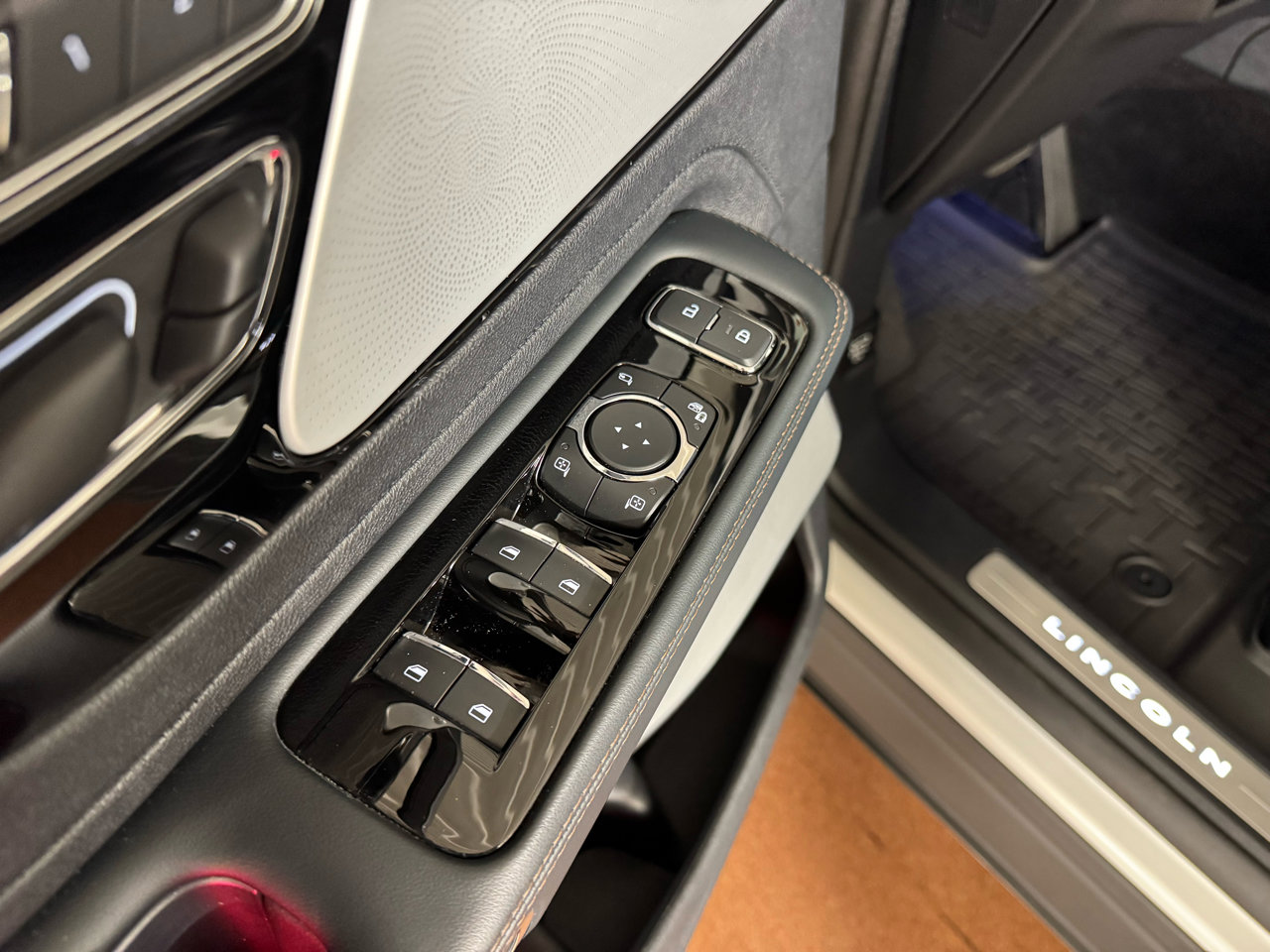 Used 2025 Lincoln Aviator Reserve w/ Equipment Group 201A image 16