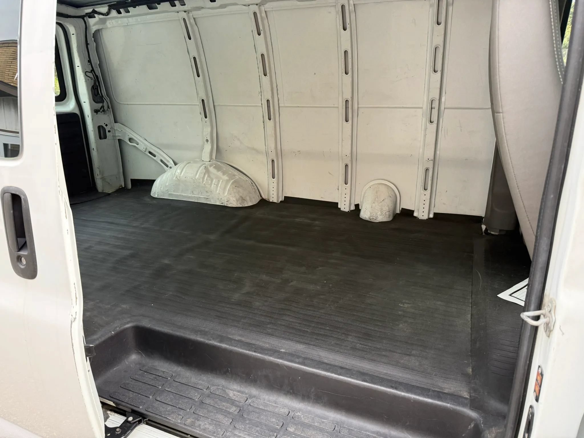 Used 2012 Chevrolet Express 1500 AWD image 15