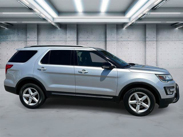 Used 2017 Ford Explorer XLT w/ Equipment Group 202A AWD/4WD image 23