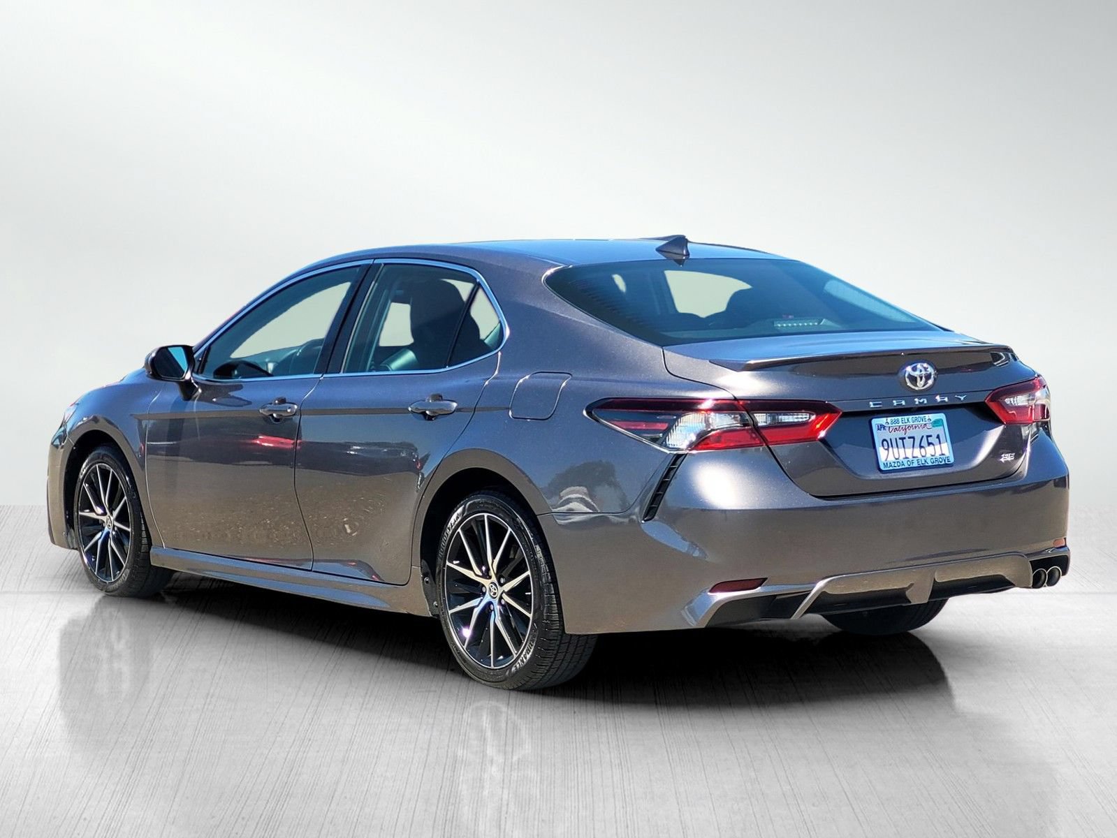 Used 2021 Toyota Camry SE FWD image 9