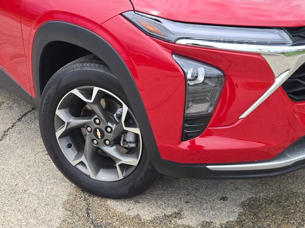 Used 2026 Chevrolet Trax LT w/ LT Convenience Package FWD image 3