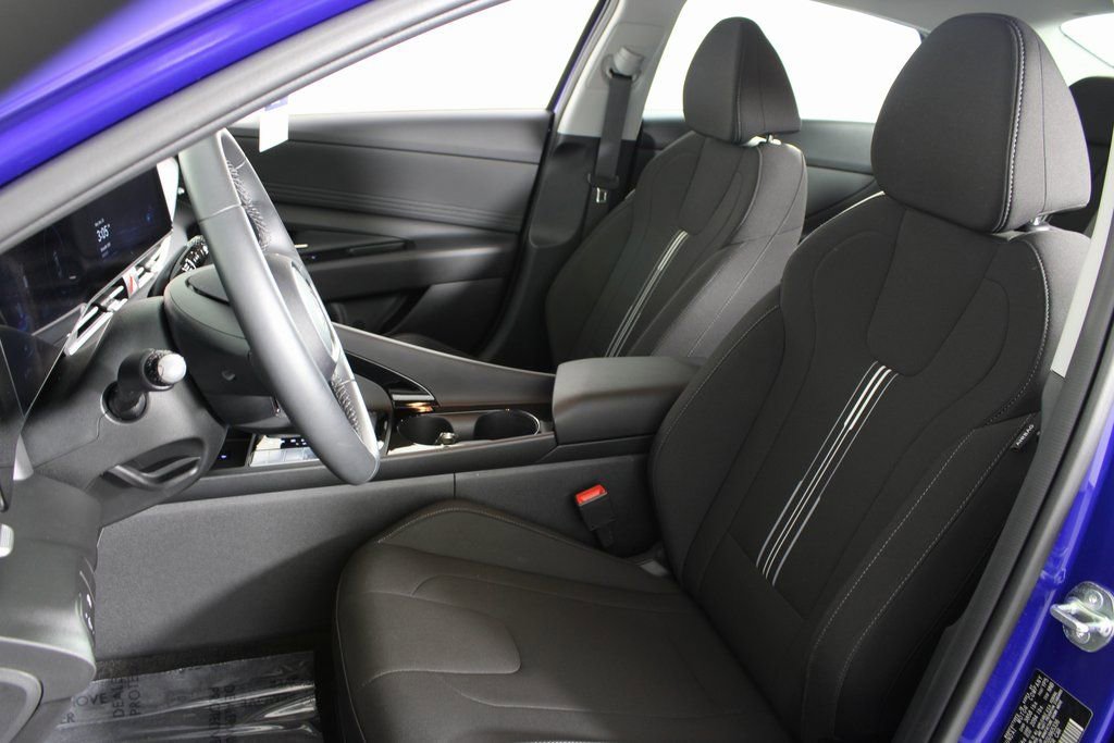 Certified 2025 Hyundai Elantra SEL image 17