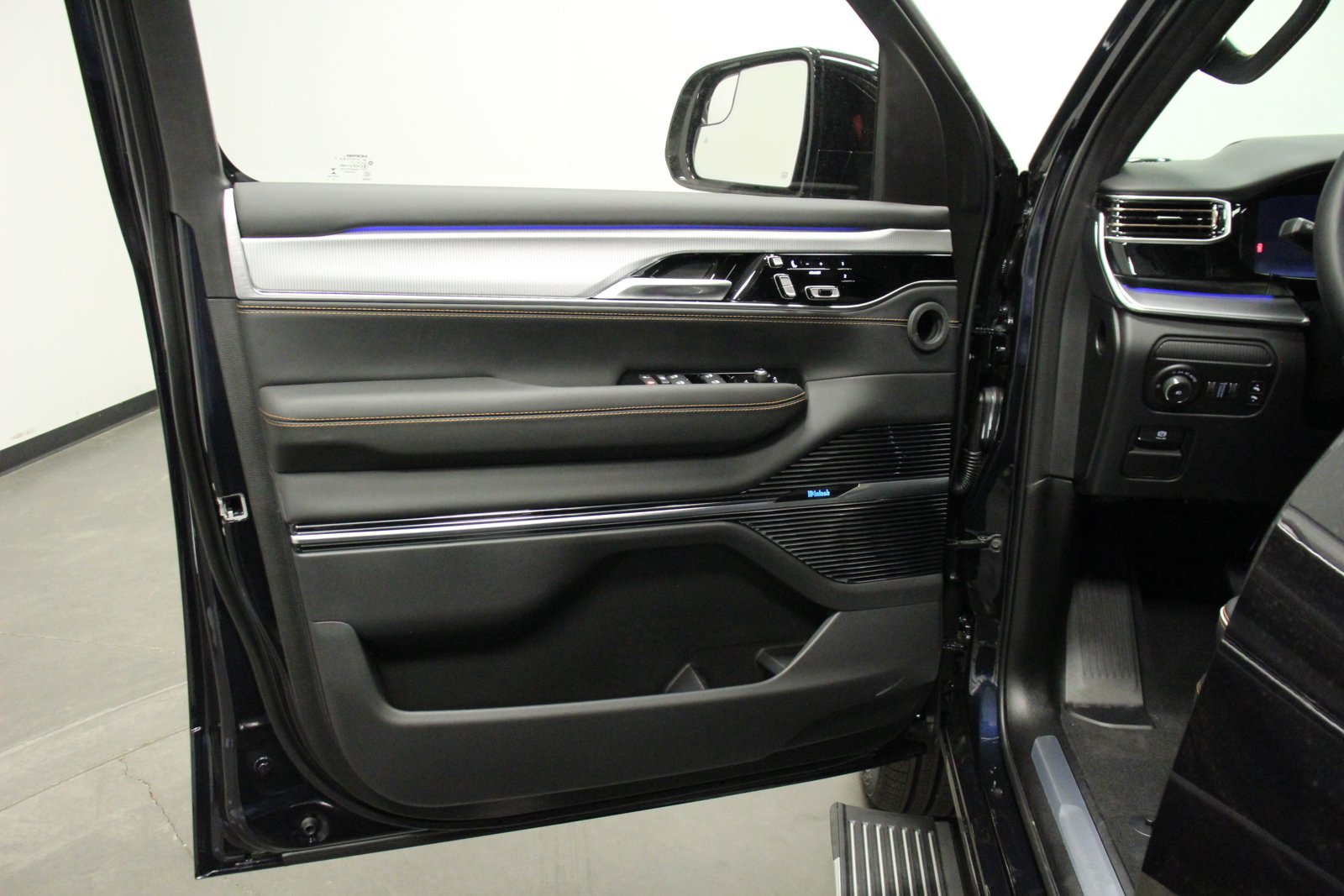 New 2023 Jeep Grand Wagoneer Series III AWD/4WD image 18
