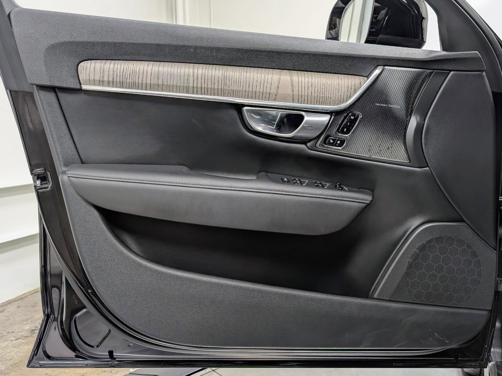 Used 2024 Volvo V90 B6 Cross Country Plus w/ Climate Package image 13