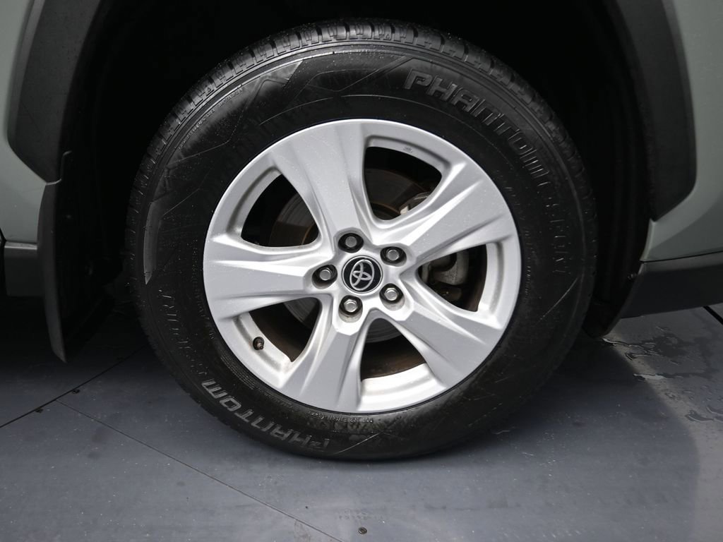 Used 2021 Toyota RAV4 XLE w/ Convenience Package FWD image 5