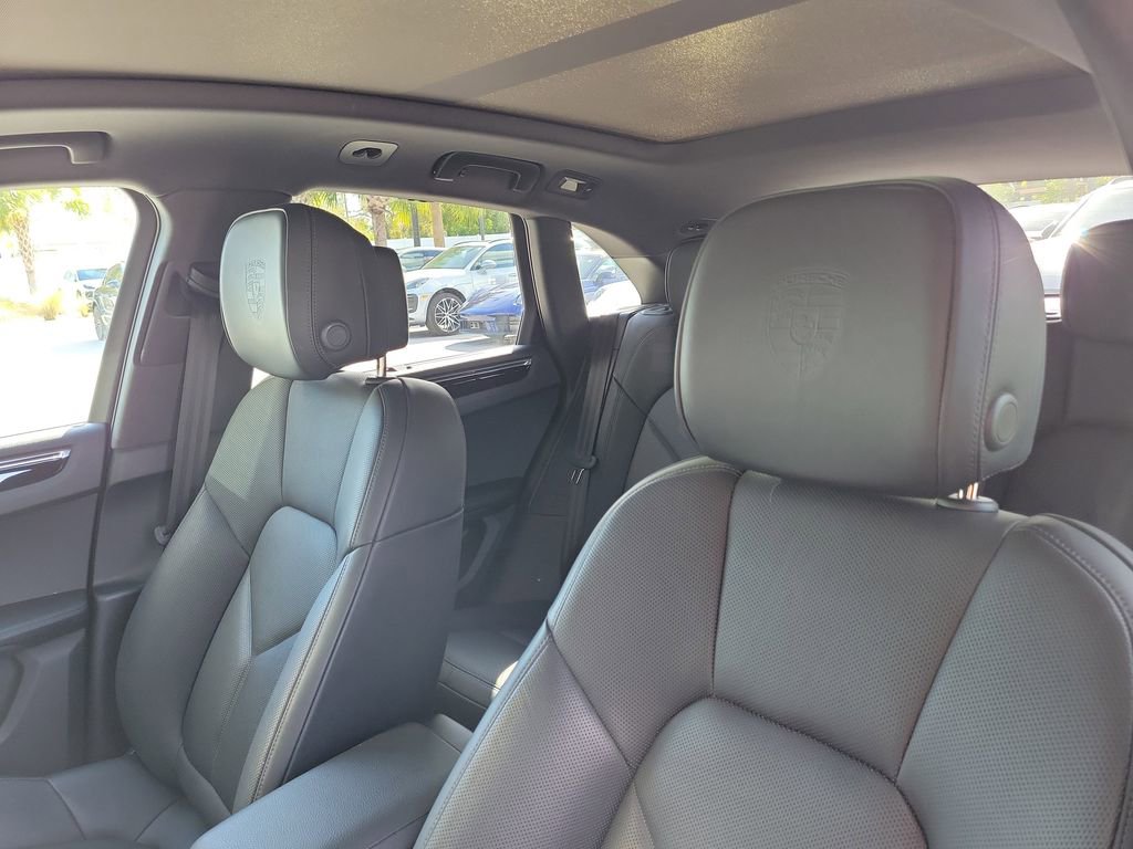 Certified 2025 Porsche Macan image 6