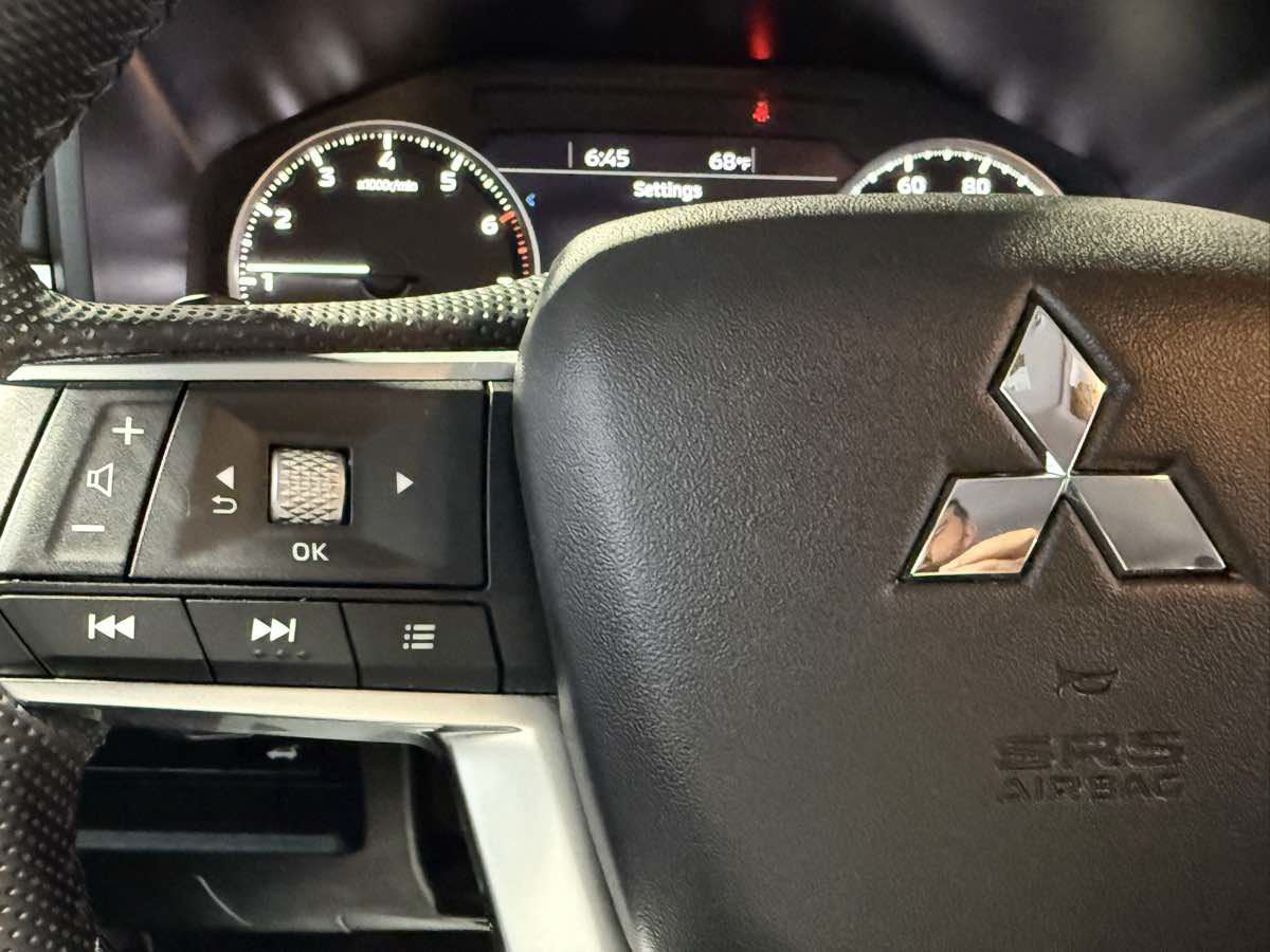 Used 2024 Mitsubishi Outlander AWD image 17
