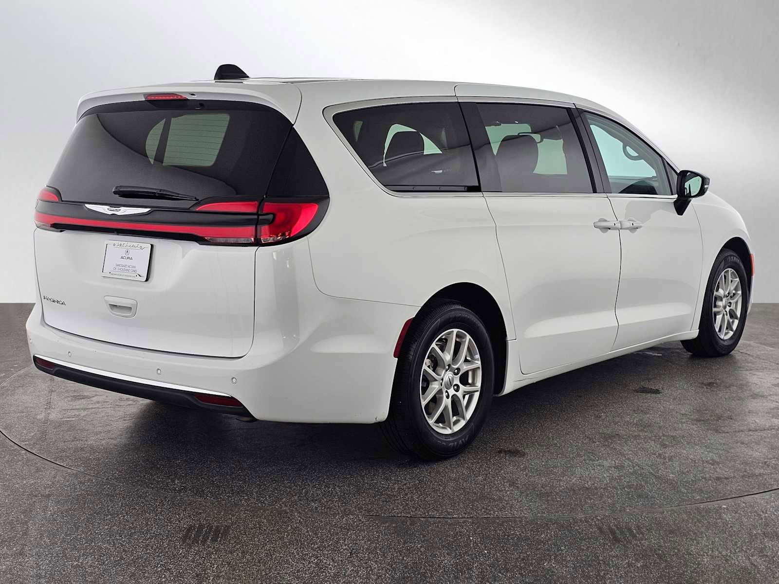 Used 2024 Chrysler Pacifica Touring-L image 3