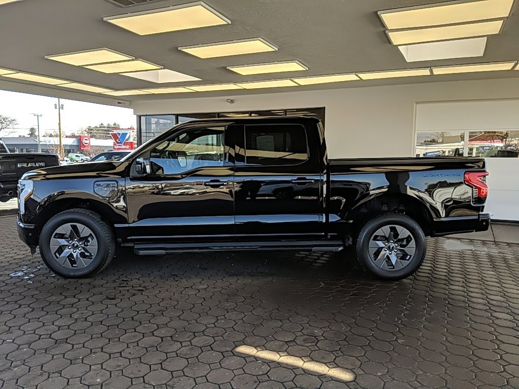 Used 2022 Ford F150 Lightning Lariat image 9