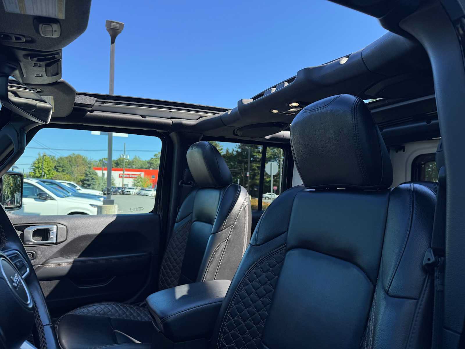 Used 2022 Jeep Wrangler Unlimited Sahara AWD/4WD image 13