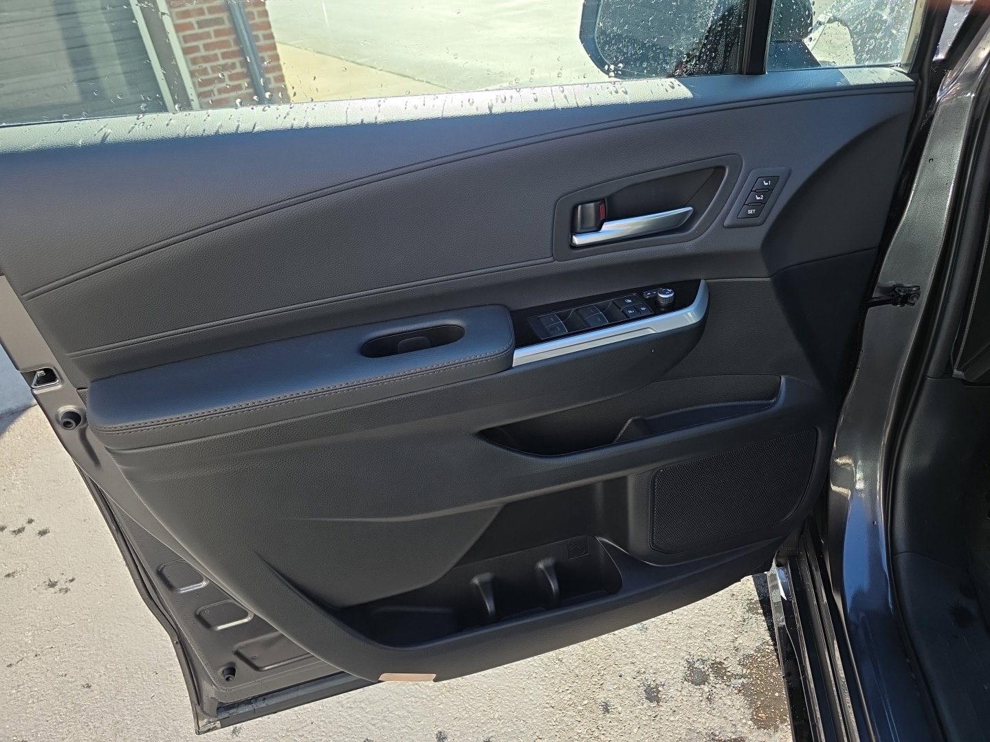 Used 2025 Toyota Sienna Limited AWD/4WD image 18