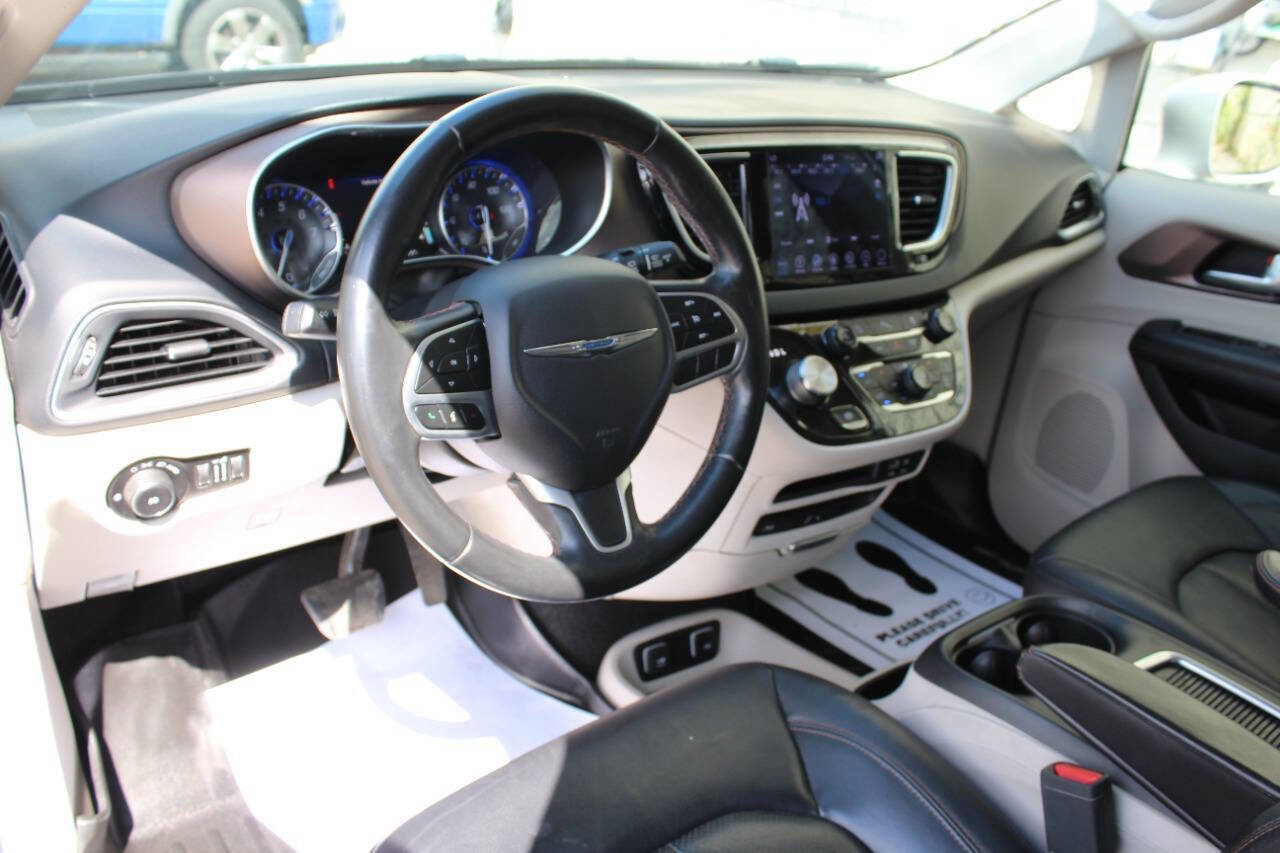 Used 2018 Chrysler Pacifica Touring-L Plus image 11