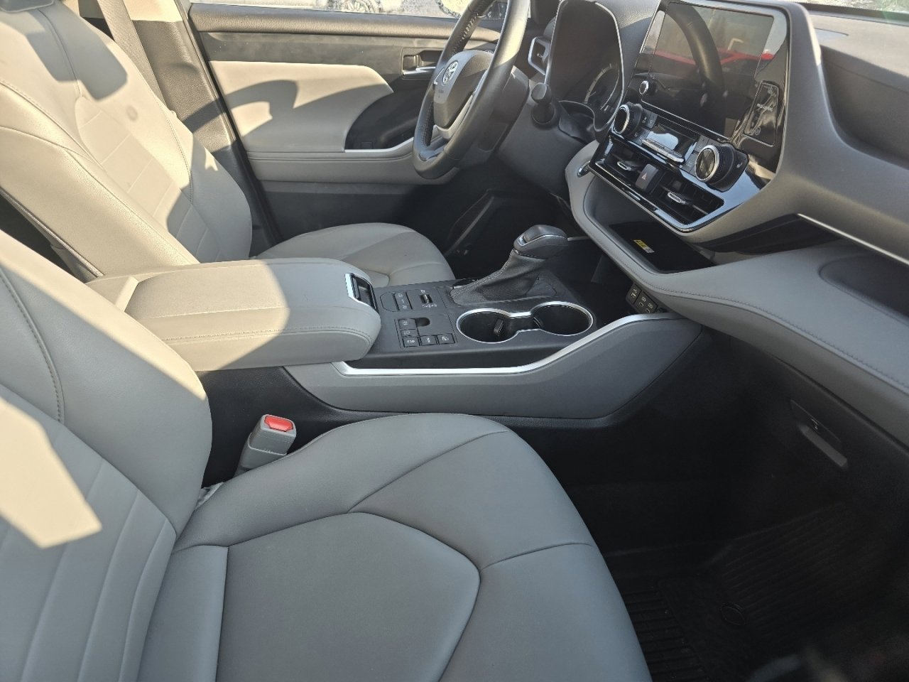 Used 2023 Toyota Highlander XLE image 14