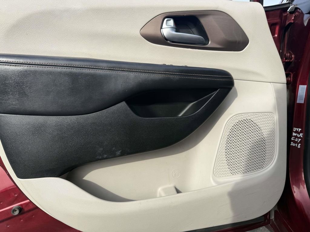 Used 2018 Chrysler Pacifica Touring-L image 12