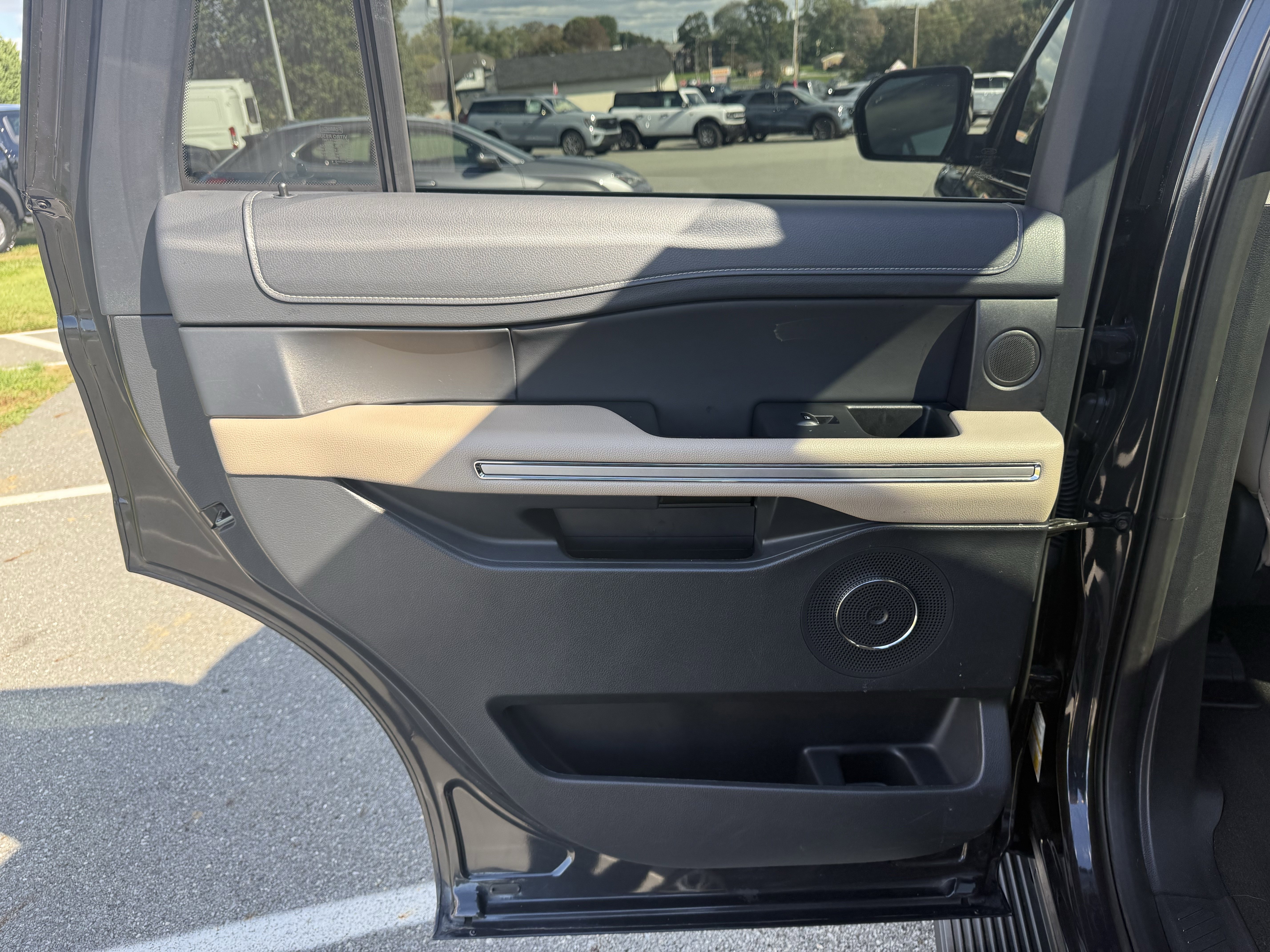 Used 2024 Ford Expedition Limited image 30
