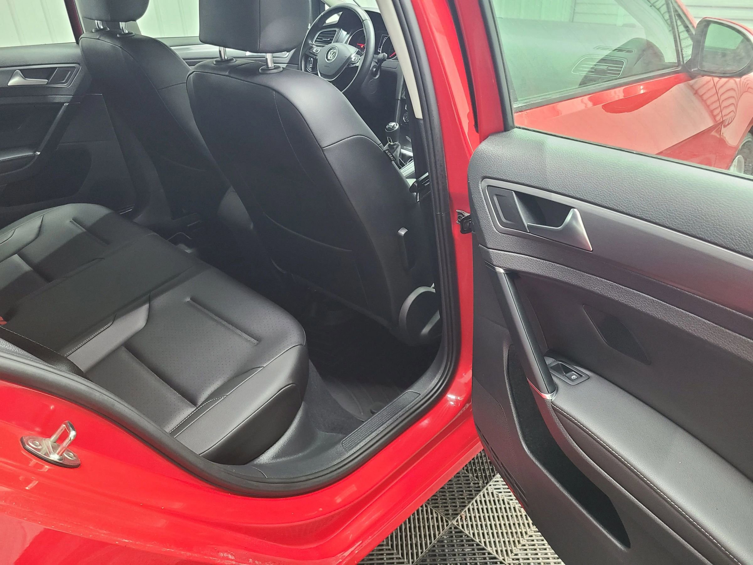 Used 2018 Volkswagen Golf SE image 39