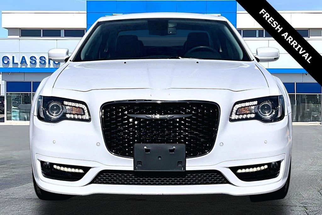 Used 2023 Chrysler 300 Touring L w/ Comfort Group image 2