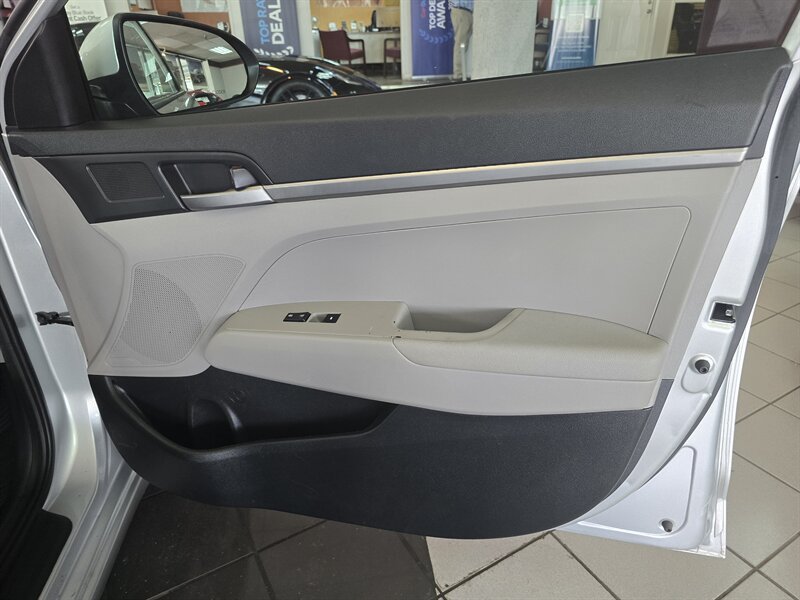 Used 2017 Hyundai Elantra SE FWD image 12