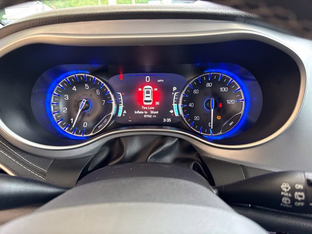 Used 2023 Chrysler Pacifica Touring FWD image 17