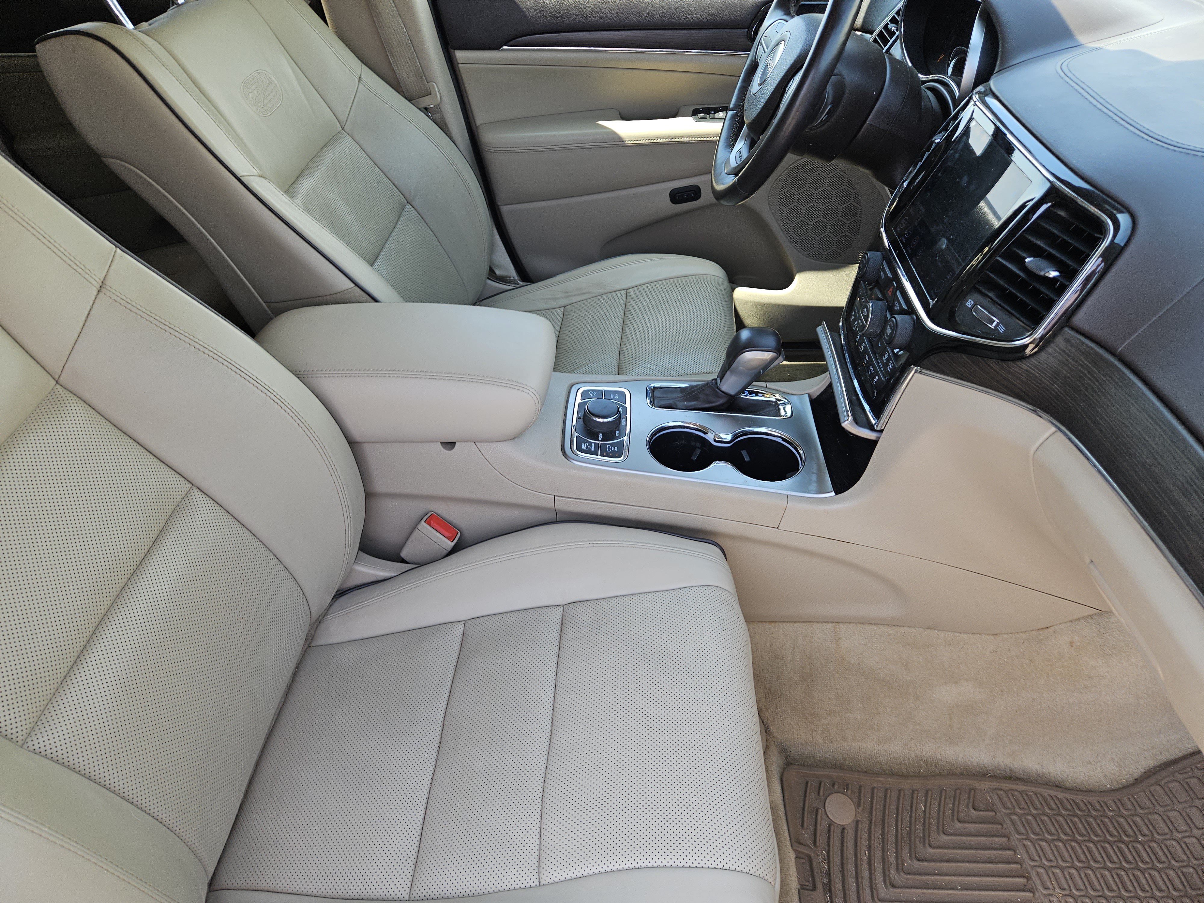 Used 2019 Jeep Grand Cherokee Overland AWD/4WD image 15