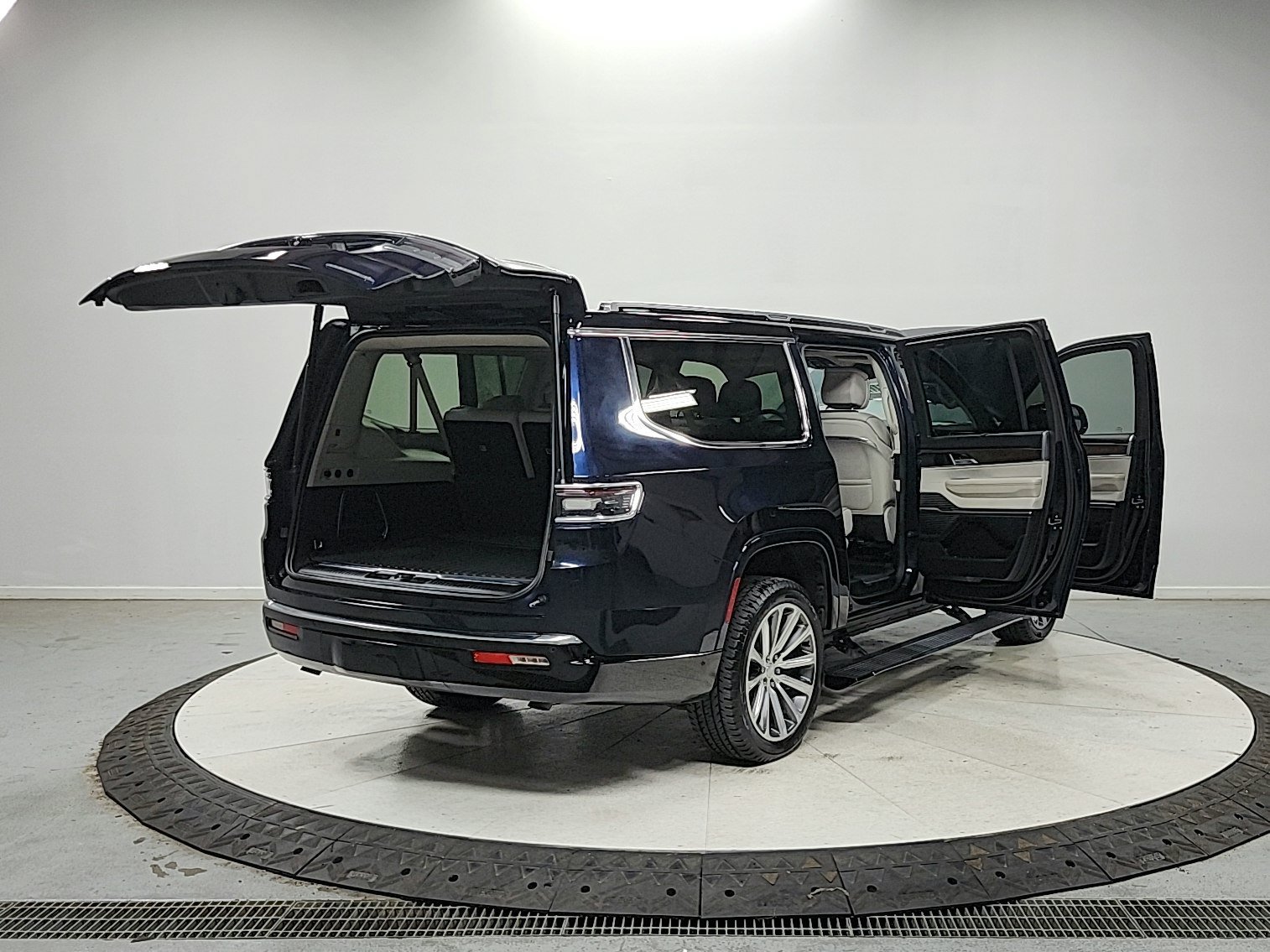 Used 2023 Jeep Grand Wagoneer L Series II w/ Convenience Group III AWD/4WD image 21