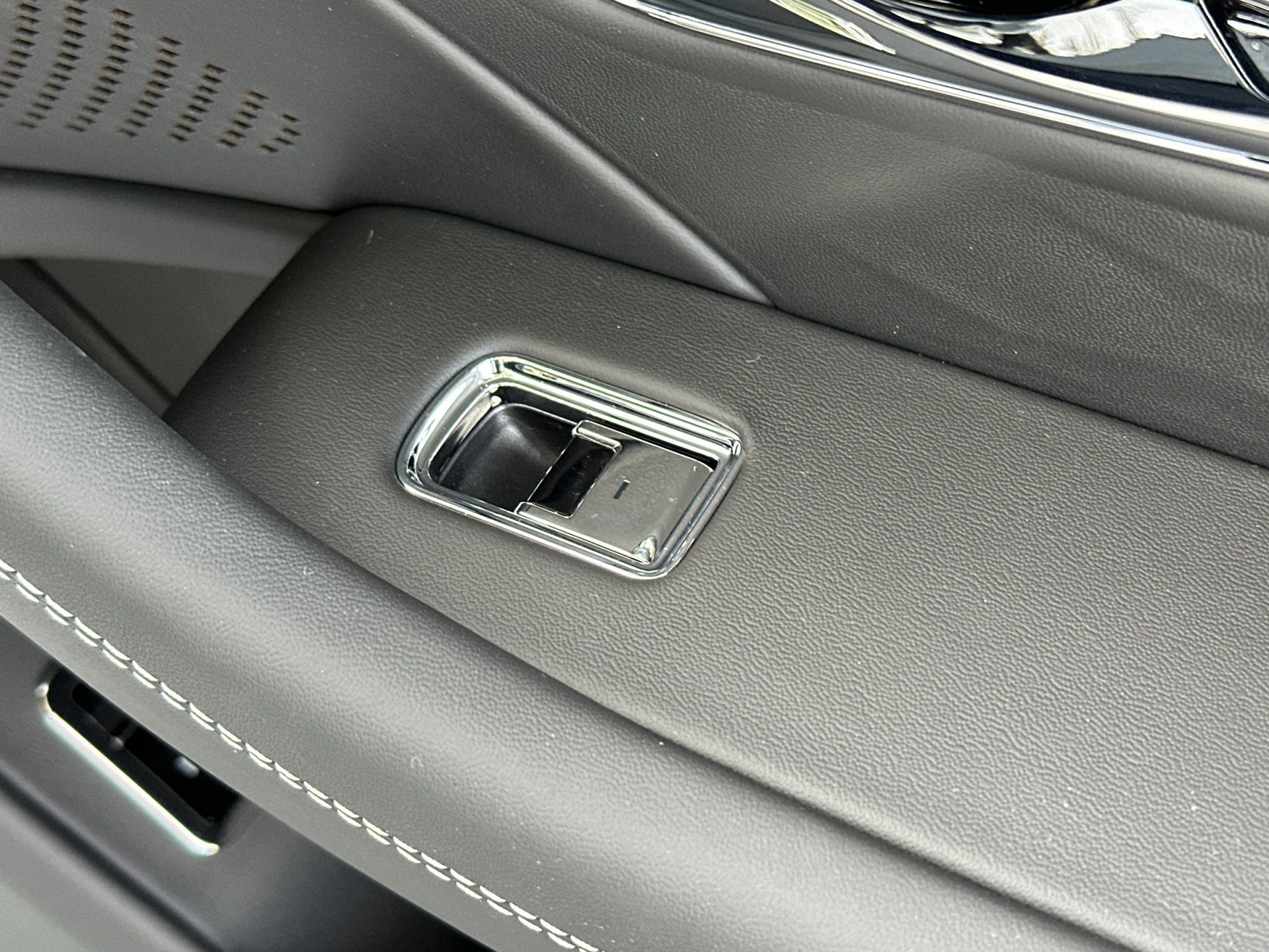 Used 2025 Bentley Flying Spur Plug-In Hybrid AWD/4WD image 18