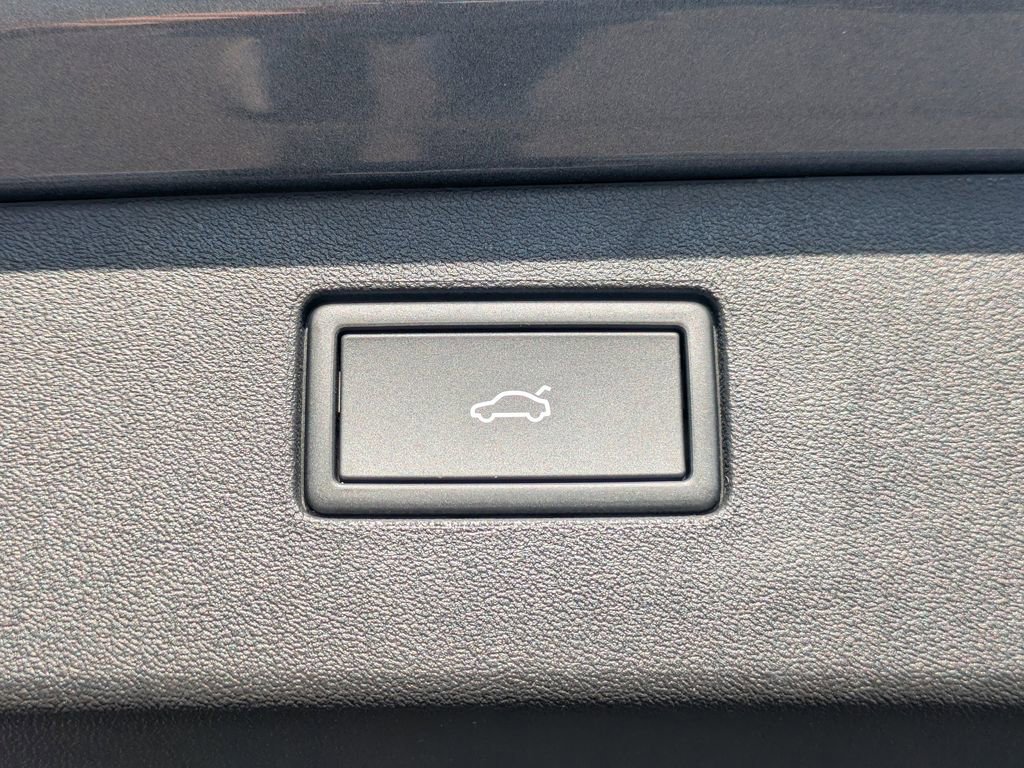 Used 2025 Volkswagen Tiguan SE image 13