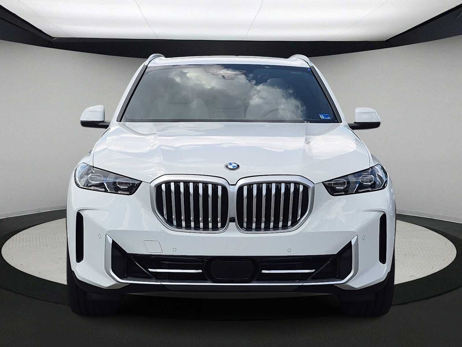 Used 2024 BMW X5 xDrive40i w/ Premium Package AWD/4WD image 3