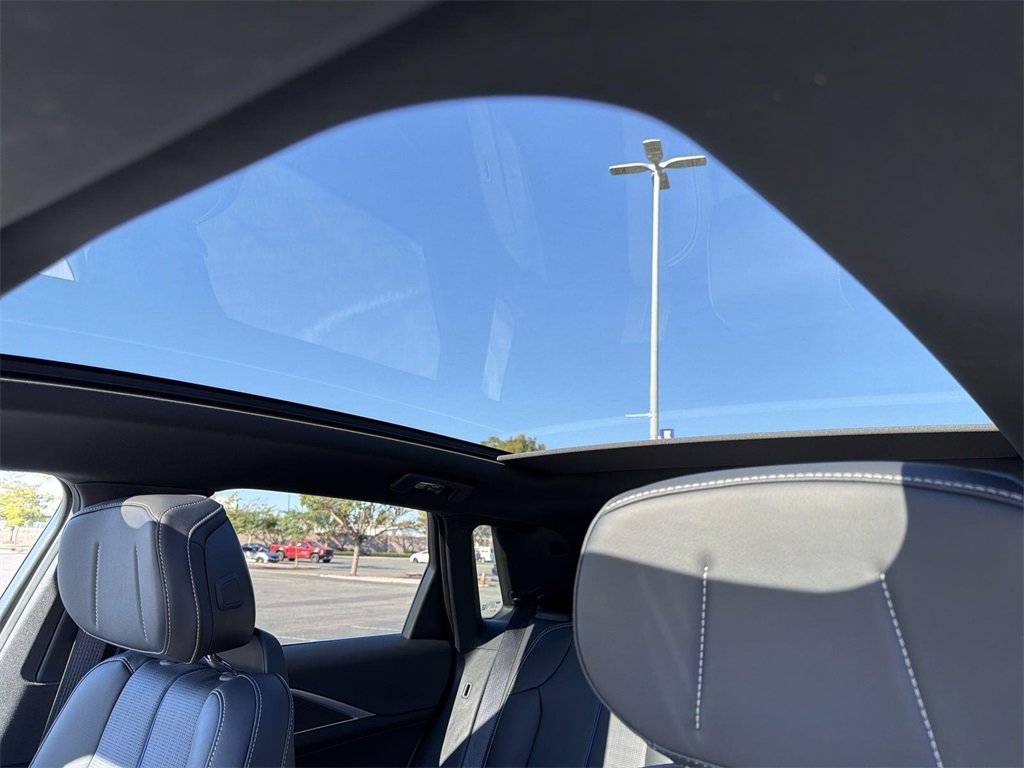 Used 2025 Cadillac Lyriq Luxury image 6