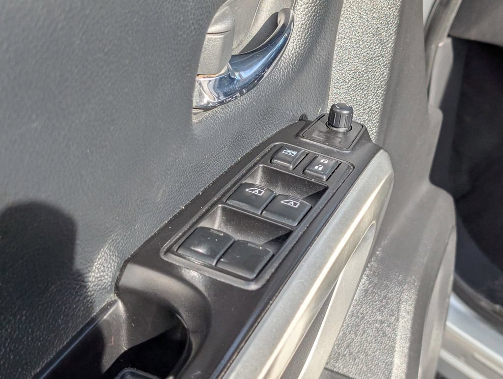 Used 2019 Nissan Titan SV AWD/4WD image 16