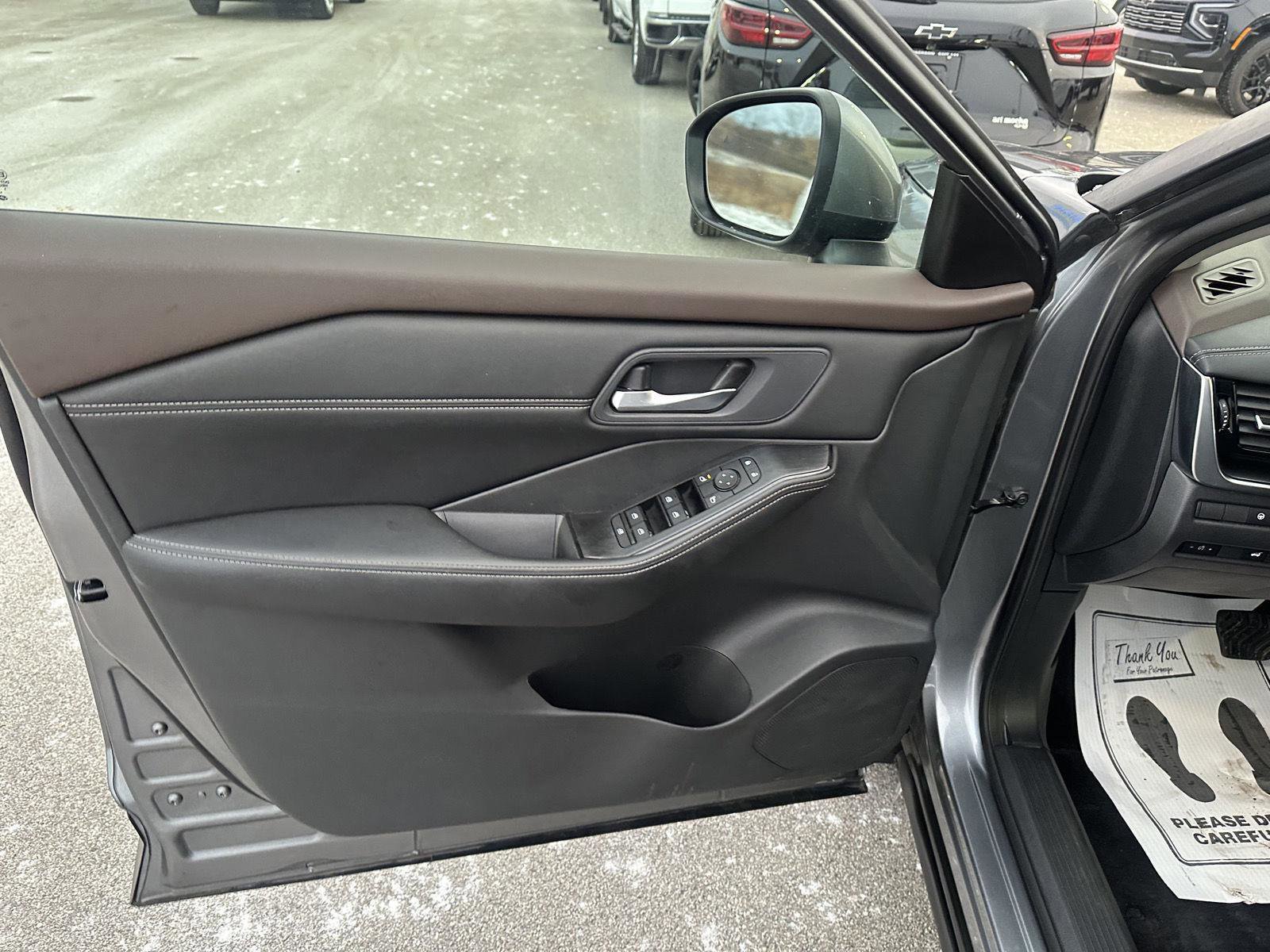 Used 2022 Nissan Rogue SV w/ SV Premium Package image 17