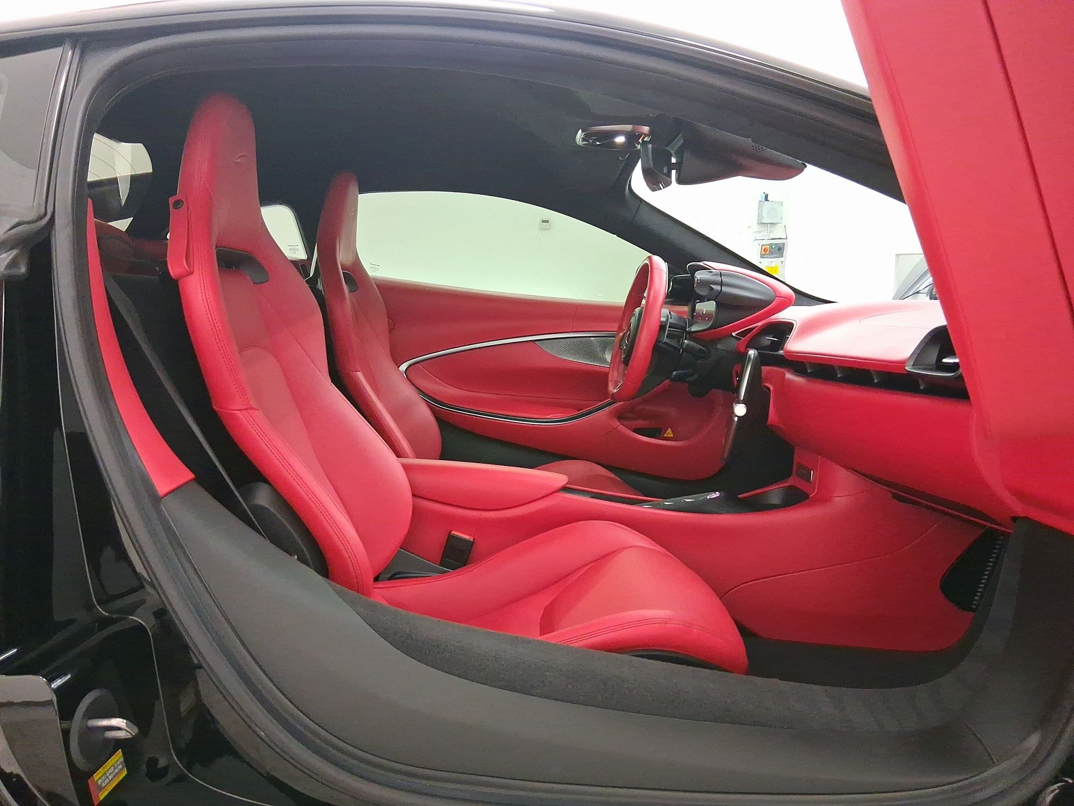 Used 2024 McLaren Artura image 18