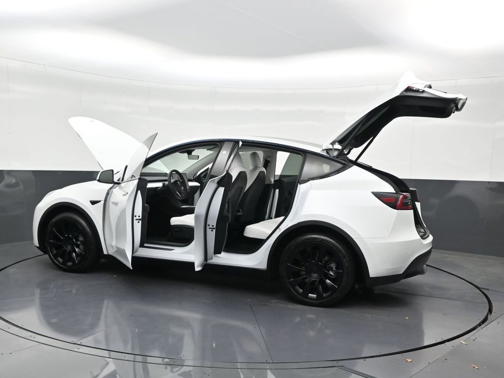 Used 2024 Tesla Model Y Long Range image 35