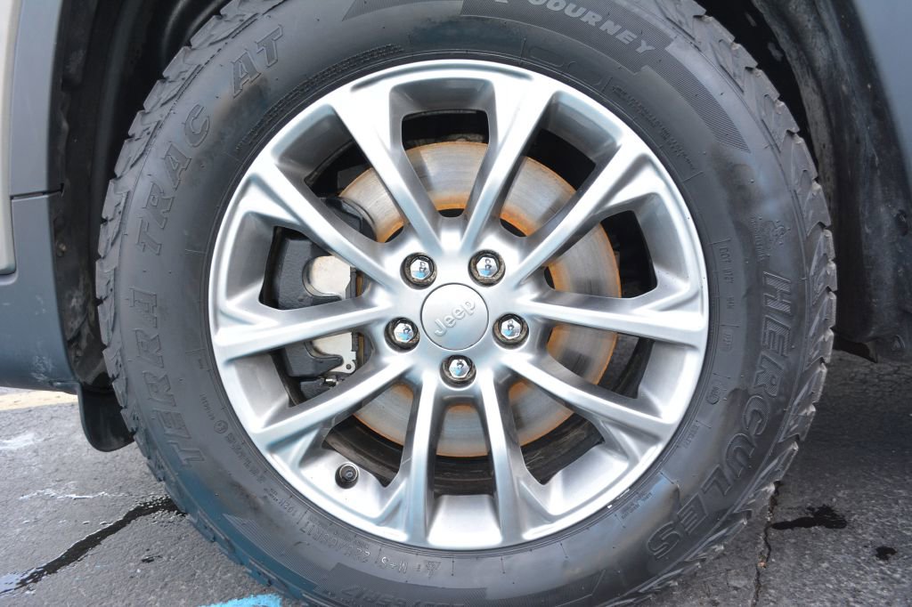 Used 2020 Jeep Cherokee Latitude Plus w/ Cold Weather Group image 7