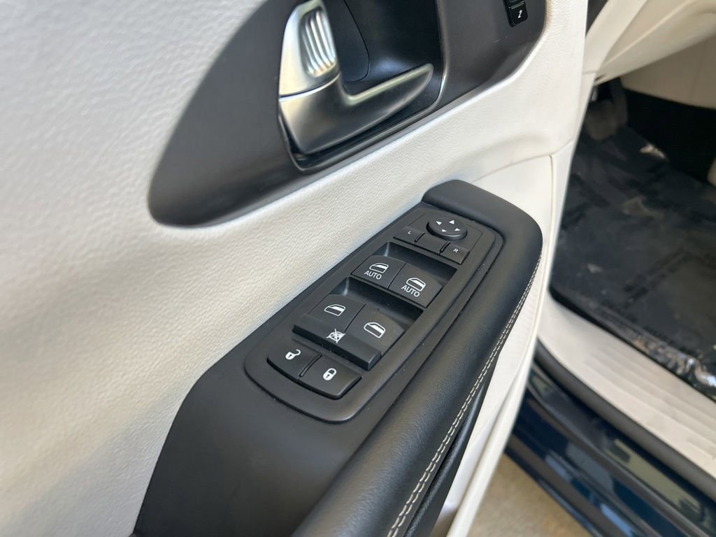 Used 2024 Chrysler Pacifica Touring-L FWD image 42