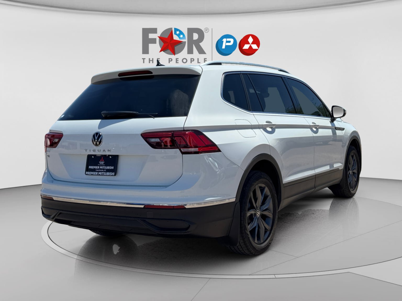 Used 2024 Volkswagen Tiguan SE w/ Panoramic Sunroof Package FWD image 5