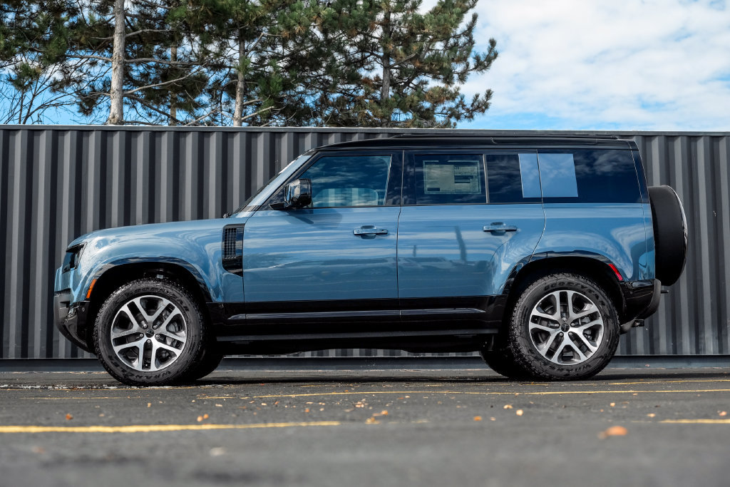 New 2026 Land Rover Defender 110 X-Dynamic SE AWD/4WD image 3