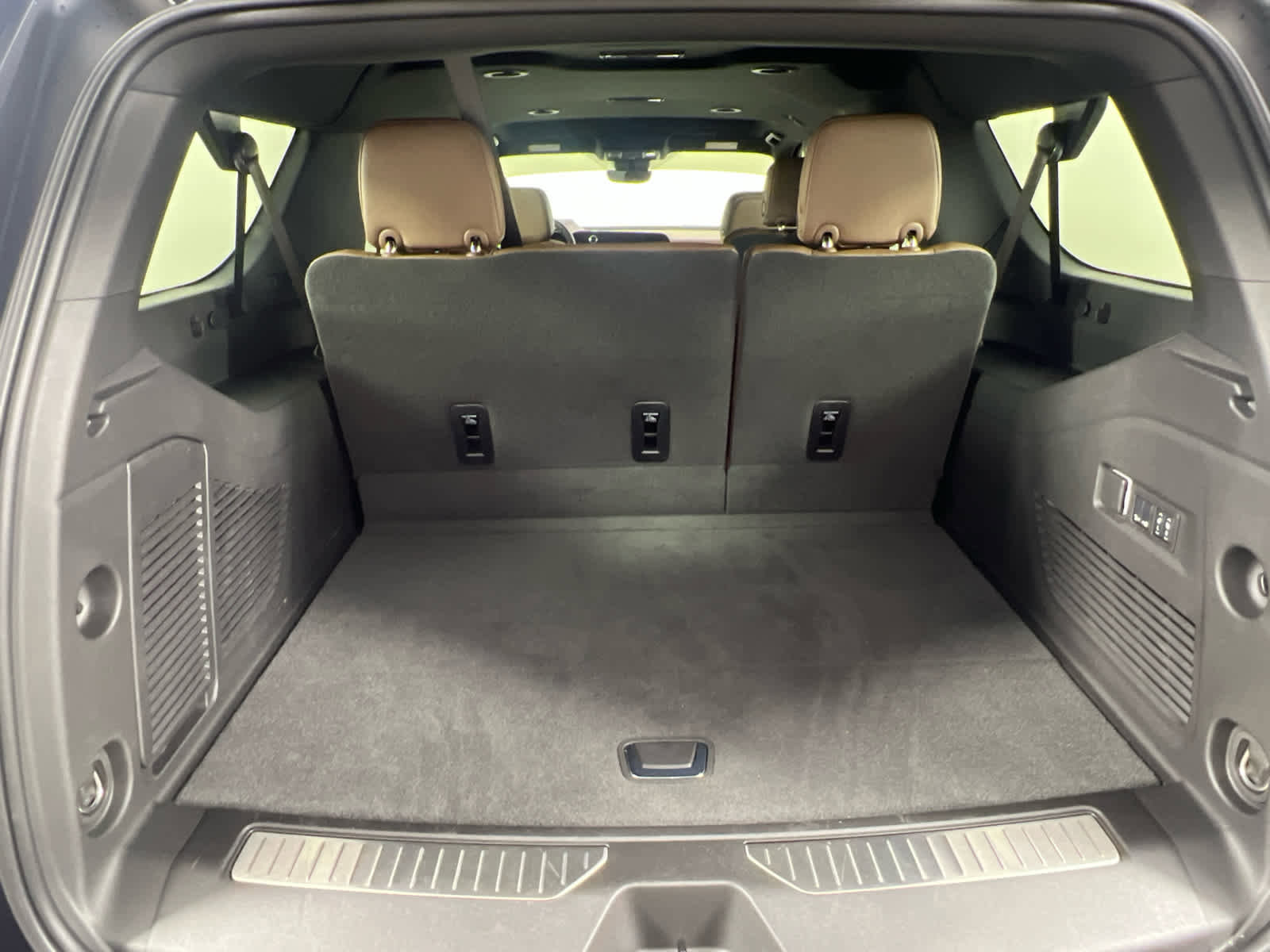 Used 2025 Chevrolet Suburban High Country AWD/4WD image 9