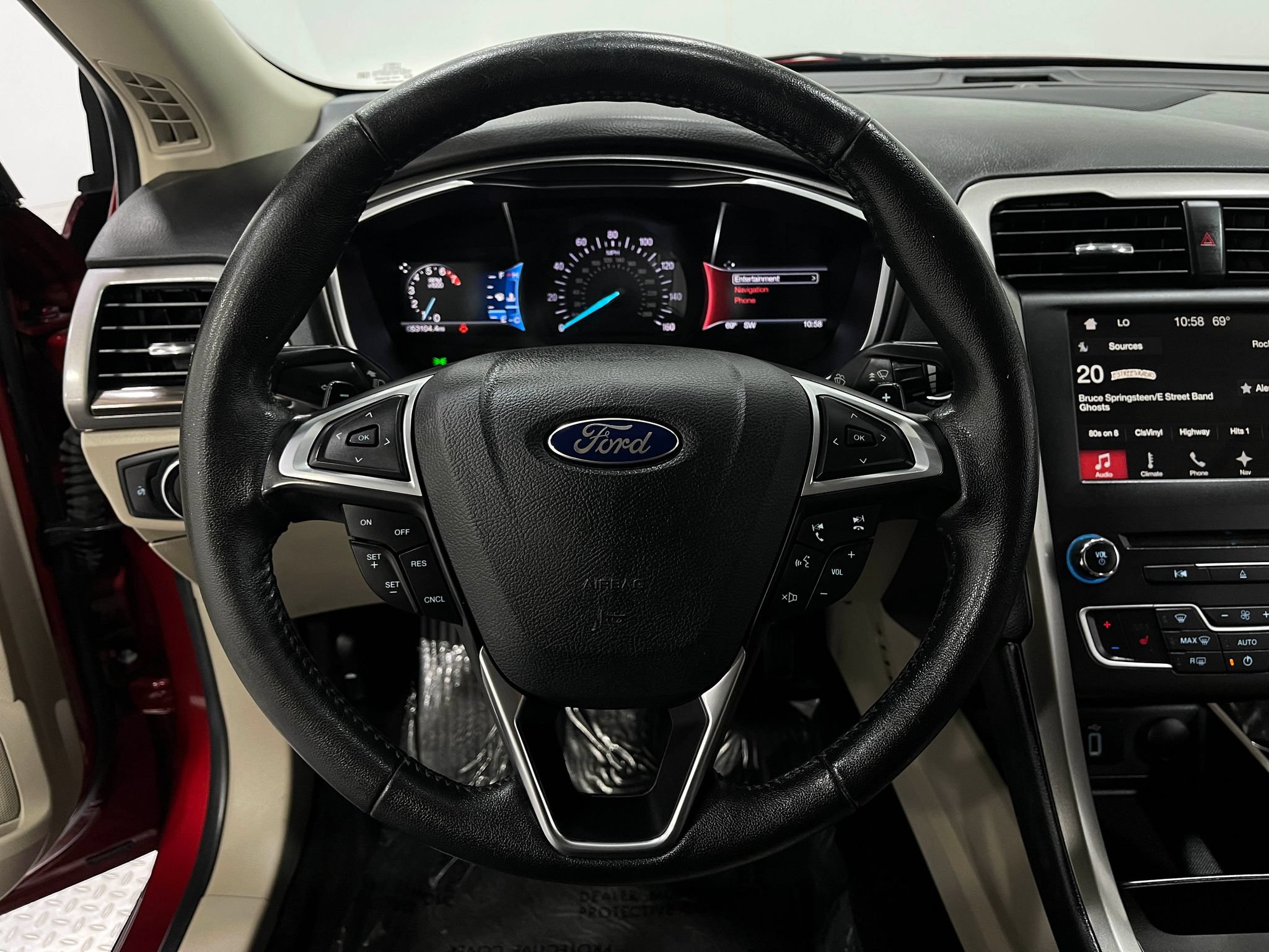 Used 2018 Ford Fusion SE w/ Fusion SE Technology Package FWD image 22