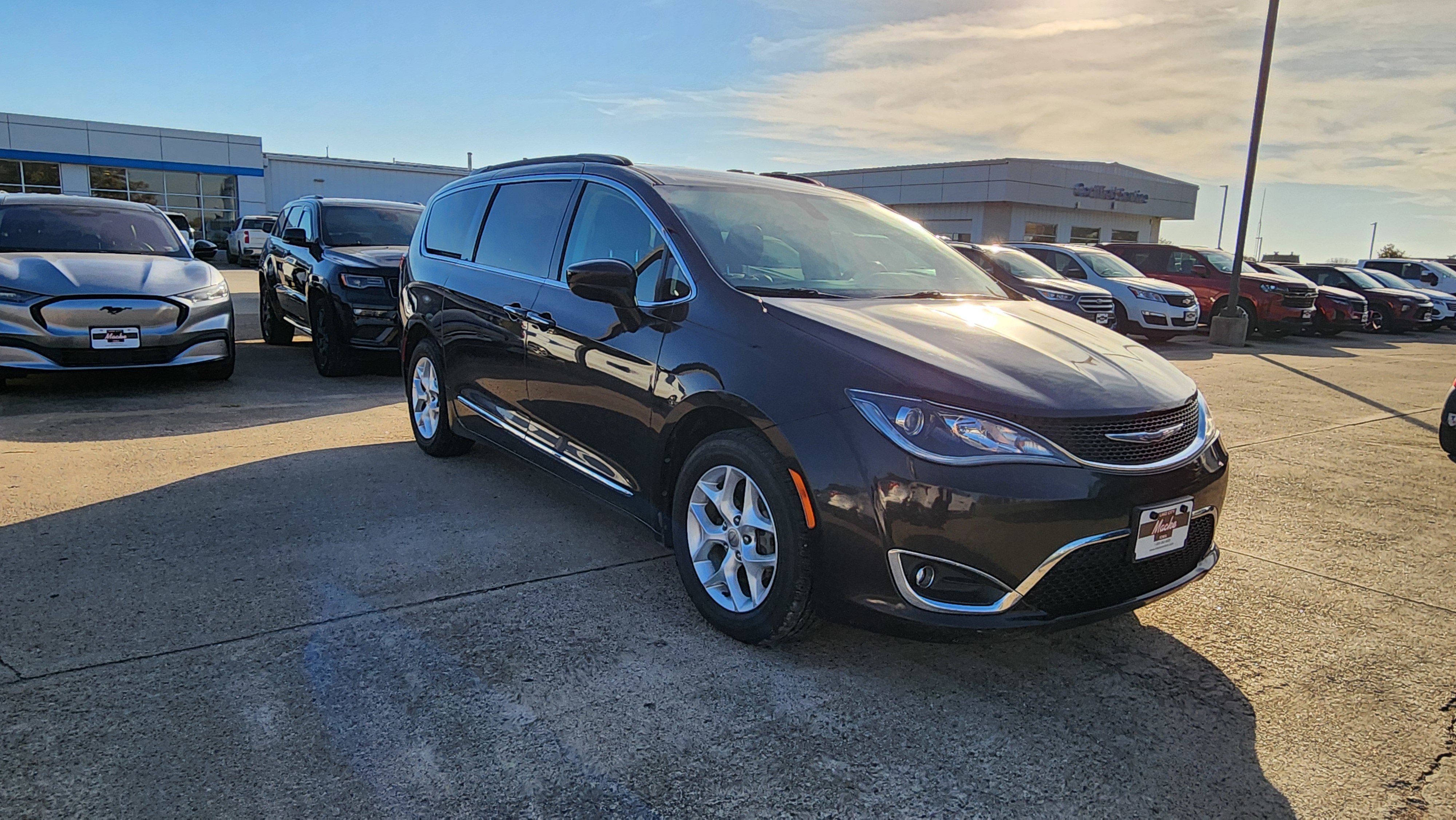 Used 2017 Chrysler Pacifica Touring-L w/ Tire & Wheel Group image 3