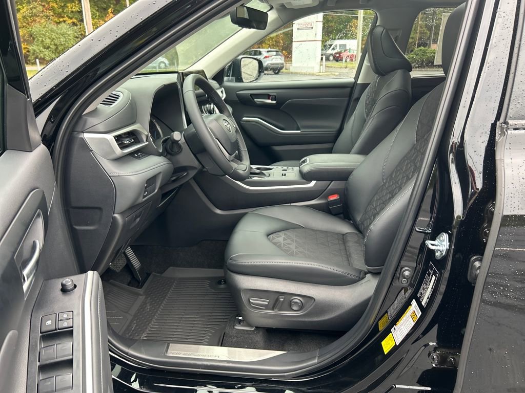 New 2025 Toyota Highlander XLE image 9