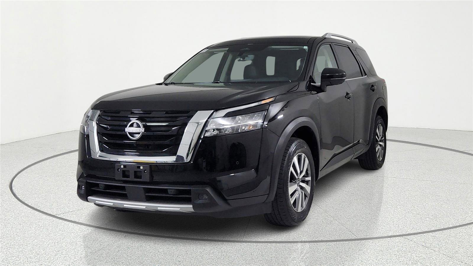 Used 2024 Nissan Pathfinder SL image 2