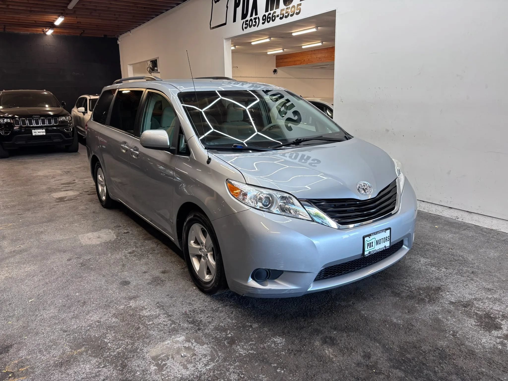Used 2014 Toyota Sienna LE FWD image 2